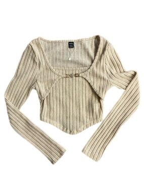 SHEIN Cream Ribbed Cropped Knit Top with Gold Clasp